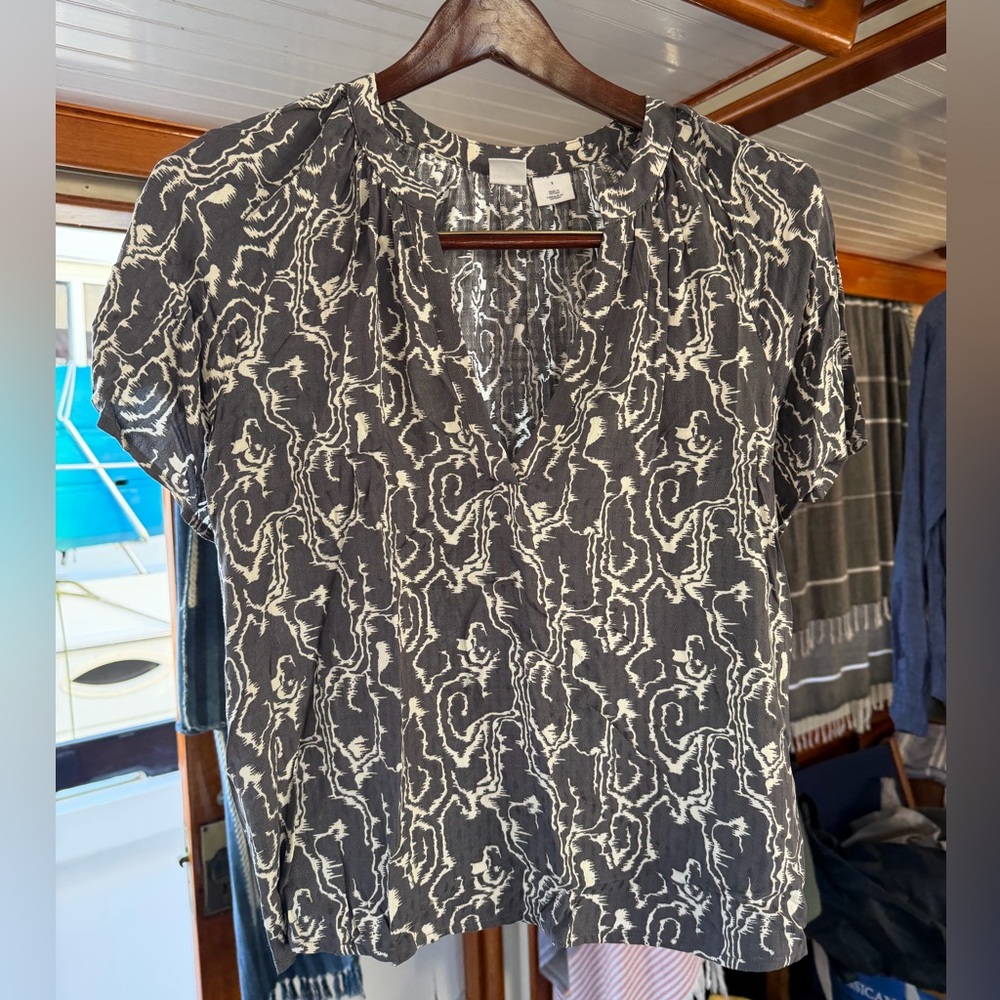 Melrose and Market Abstract Gray and White Blouse
